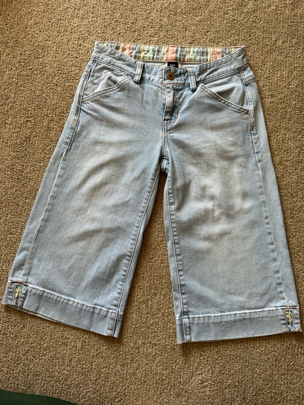 Vtg GAP Light Wash Denim Capri w/Rainbow Trim Wide Leg Y2K 90’s Gaucho Size 2